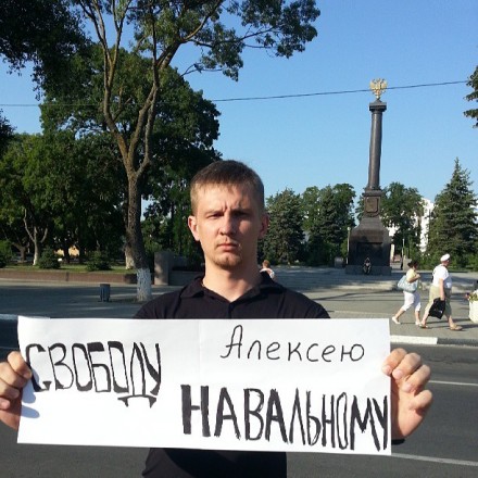 В Анапе проходит одиночный пикет в поддержку Навального