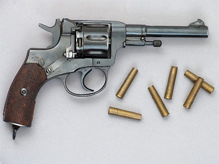 В Су-Псехе участковый пытался продать револьвер с патронами