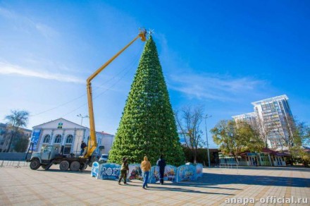 На Театральной площади украшают новогоднюю елку